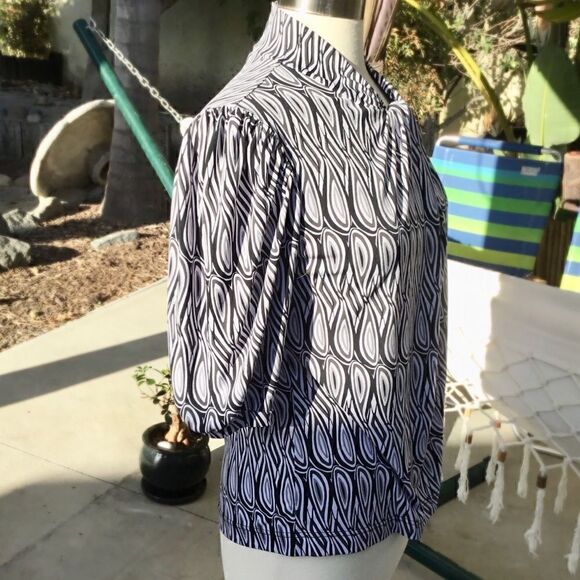 BLACK AND WHIT BLOUSE SIZE MEDIUM SHORT SLEEVES - Picture 5 of 8